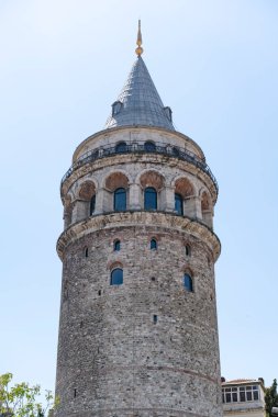 Geleneksel binalar arasında ünlü turizm merkezi Galata kulesi gibi görünüyor. Boş sokak, insan yok. Coronavirus tecridi sırasında İstanbul.