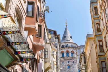 Geleneksel binalar arasında ünlü turizm merkezi Galata kulesi gibi görünüyor. Boş sokak, insan yok. Coronavirus tecridi sırasında İstanbul.