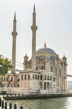 Güzel İstanbul manzarası. Boğaz köprüsü yakınlarında gün doğumu (diğer adıyla: 15 Temmuz Şehitler Köprüsü. Türkçe: 15 Temmuz Sehitler Koprusu). Ortakoy, Türkiye 'deki Sultan Abdulmecid Büyük İmparatorluk Camii.