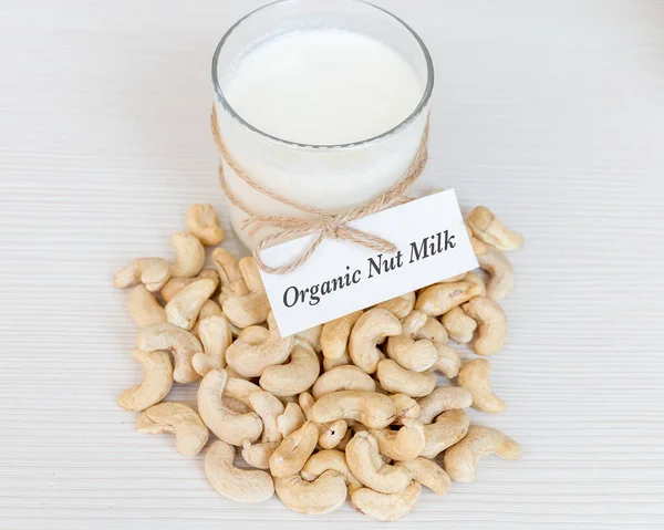 Cashewmilch Mit Mandelnüssen Auf Weißem Holztisch Weiße Karte Mit Klettverschluss Stockfoto