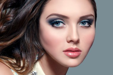 Güzellik yüz portre. Mavi gözlü.