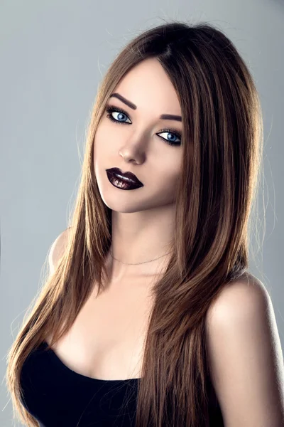 Portrét móda mladá bruneta žena model s černým rty — Stock fotografie