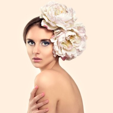 Saçları geniş ve çiçekli bir manken..