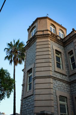 Ana caddede bina var. 