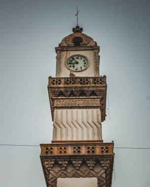 Şehrin ana caddesindeki saati.