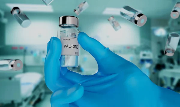 Coronavirus aşısının geliştirilmesi ve yaratılması COVID-19. Coronavirus aşısı beyaz arka planda bulunan doktor mavi aşı kavanozunun elinde cam şişede.