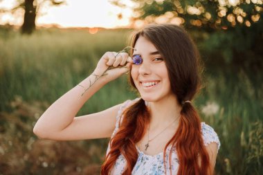 Kız gün batımında papatya otlağında