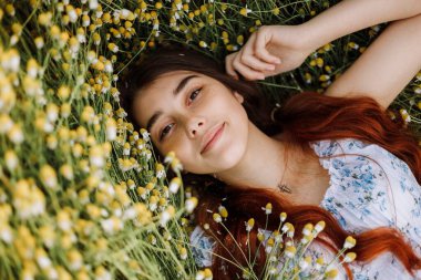 Kız gün batımında papatya otlağında