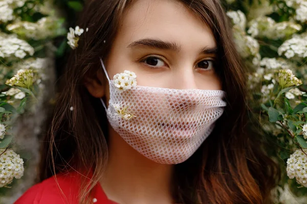 Lány Orvosi Maszk Virágokkal — Stock Fotó