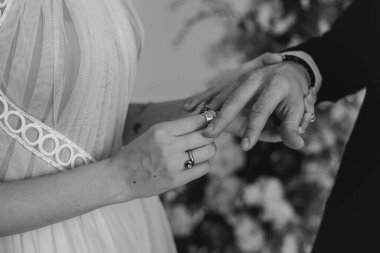 Yeni evliler düğünde birbirlerine yüzük takarlar.