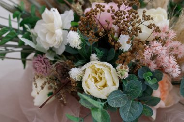 Şakayık gülleri, okaliptüs ve kurumuş çiçekler.