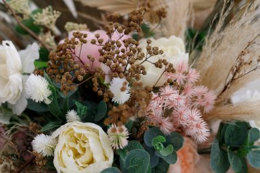 Şakayık gülleri, okaliptüs ve kurumuş çiçekler.