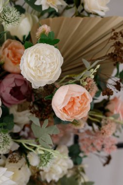 Şakayık gülleri, okaliptüs ve kurumuş çiçekler.