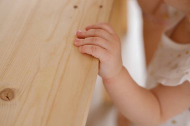 Tahta bir masanın üzerinde küçük bir çocuk eli