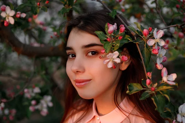 Skönhet Porträtt Rödhårig Kvinna Våren Grenarna Blommande Äppelträd — Stockfoto