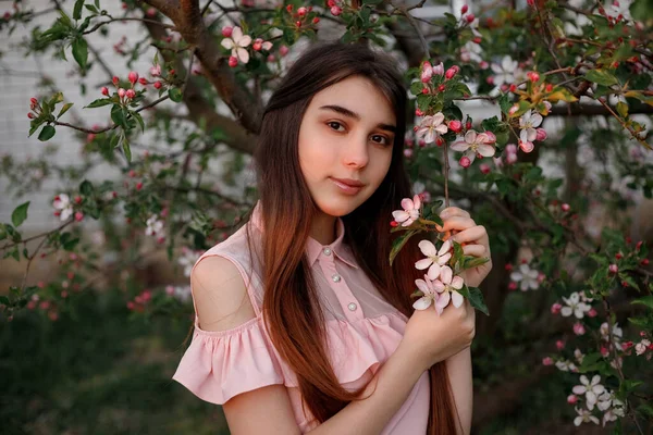 Retrato Beleza Mulher Ruiva Primavera Nos Ramos Uma Macieira Florescente — Fotografia de Stock