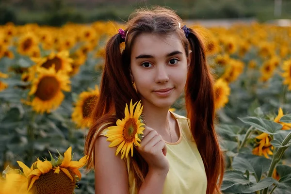 Belle Rousse Fille Dans Shirt Jaune Sur Champ Avec Des — Photo