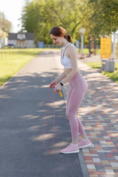 Joven Mujer Deportiva Haciendo Deportes Aire Libre Ejercicios Fitness —  Fotos de Stock