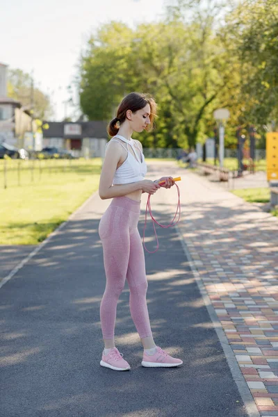 若いスポーティ女性は屋外でスポーツをします フィットネス演習 — ストック写真