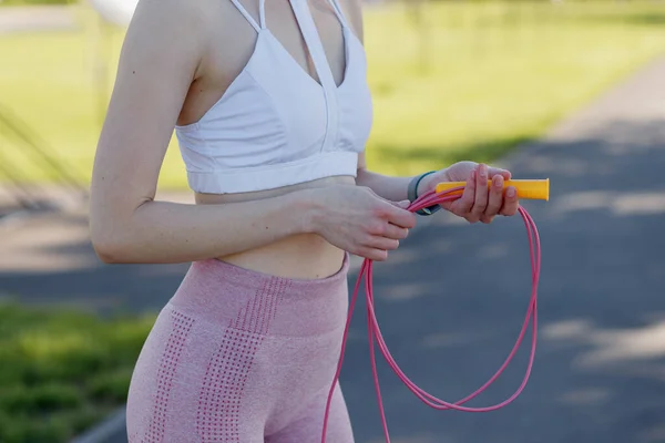 Joven Mujer Deportiva Haciendo Deportes Aire Libre Ejercicios Fitness —  Fotos de Stock