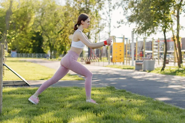 Joven Mujer Deportiva Haciendo Deportes Aire Libre Ejercicios Fitness — Foto de Stock