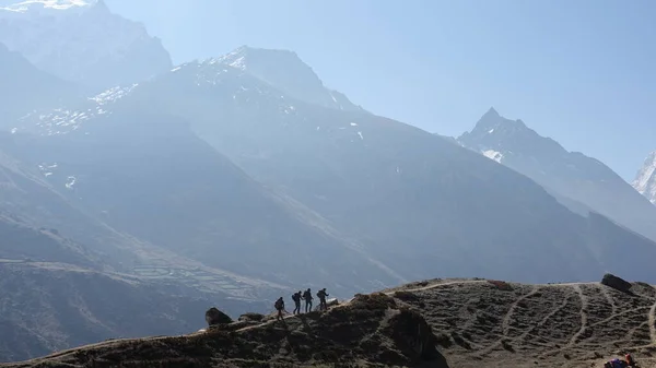 Groep Van Mensen Wandelen Met Een Rugzak Trekking Bergen Rond — Stockfoto