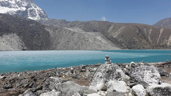 Nepal Deki Himalaya Dağlarının Karla Kaplı Olduğu Turkuaz Göl Manzarası — Stok fotoğraf