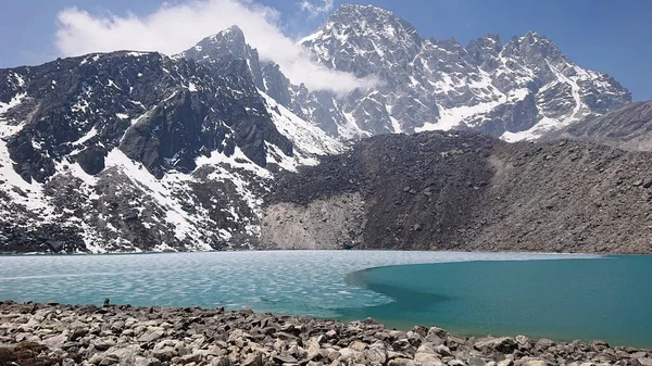 Krajina Tyrkysovým Jezerem Gokyo Sněhu Pokrytá Himálajskými Horami Nepálu — Stock fotografie