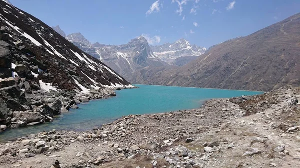 Nepal Deki Himalaya Dağlarının Karla Kaplı Olduğu Turkuaz Göl Manzarası — Stok fotoğraf