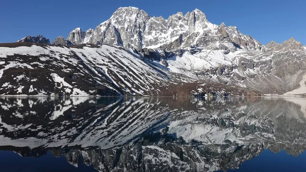 Landschap Met Besneeuwde Himalaya Bergen Die Worden Weerspiegeld Een Meer — Stockfoto