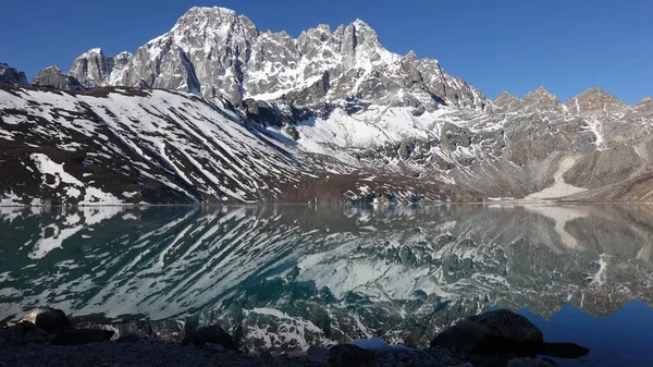 Himalayalar Nepal Deki Bir Göle Yansıyan Karla Kaplı Manzarası — Stok fotoğraf