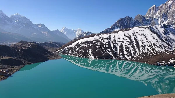 Himalaya Dağları Nepal Zümrüt Bir Göl Ile Kaplı Güzel Bir — Stok fotoğraf