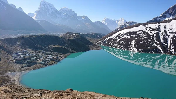 Himalaya Dağları Nepal Turkuaz Bir Göl Ile Kaplı Güzel Bir — Stok fotoğraf