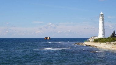 Beyaz deniz feneri ve Karadeniz 'de batık bir gemi, Tarkhankut kıyılarının manzarası, Ukrayna' daki Kırım Yarımadası..