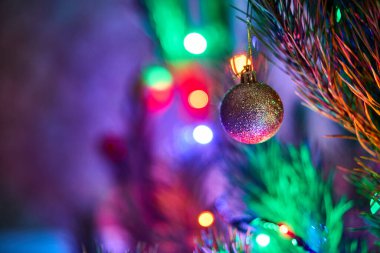 Toplar ve ışıklarla süslenmiş Noel ağacı.