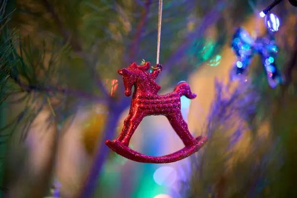 Рождественская Елка Украшена Игрушкой Красной Лошади — стоковое фото