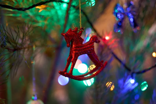 Árvore Natal Decorada Com Brinquedo Vermelho — Fotografia de Stock