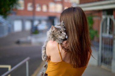 Kız kediyle yürüyor..