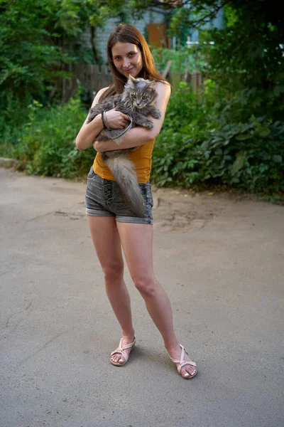Chica Camina Con Gato —  Fotos de Stock
