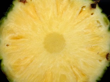 Bir ananas 3 'ün içini kapatın.