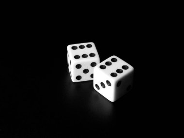 2 zar siyah ve beyaz altı gösteriyor