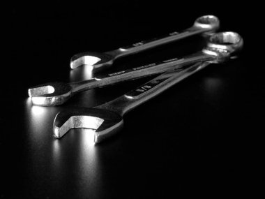 Koyu arkaplanda üç metal yayıcı