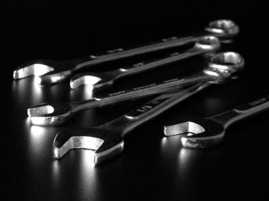 Siyah beyaz 4 metal yayıcı