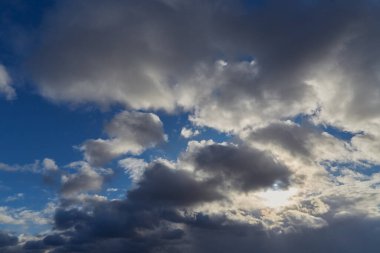 Yumuşak gri-beyaz bulutlar sonbahar gökyüzünde yavaşça sürükleniyor.