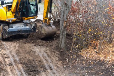 A powerful excavator excavates a new construction site, preparing the area for future construction.