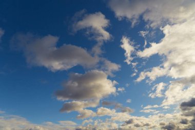 Derin mavi gökyüzü ve ışık bulutlarıyla göksel bir manzara..