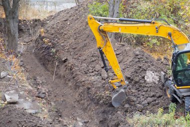 Toprak kayması: kazıcı bir temel çukuru oluşturmak için toprağı topluyor.