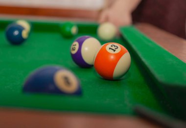 13 numaralı top bilardo masasının üzerinde yeşil keçeli, yakın plan, spor talihsizliği, sporda şanslı sayı, masada bilardo topları..