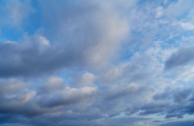 Kümülüs bulutları mavi gökyüzünde yavaşça süzülerek doğanın doğal uyumunu yansıtır. Barışı ve rahatlığı sembolize eder..
