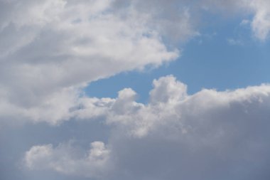 Beyaz kabarık bulutlar gündüz gökyüzünde hafif hava yastıkları gibi süzülür. Huzuru, hafifliği ve uyumu simgeler..